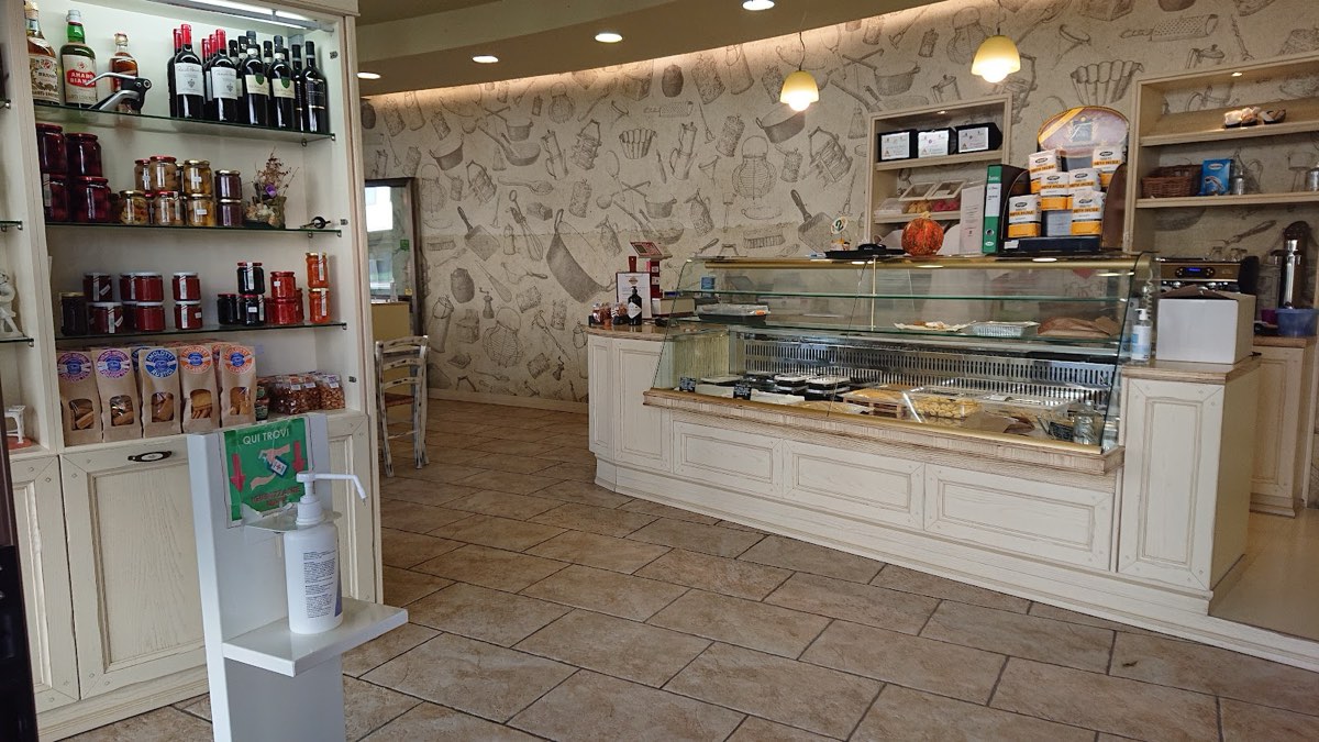 La bottega al Matarel con il banco della pasta fresca e gli scaffali