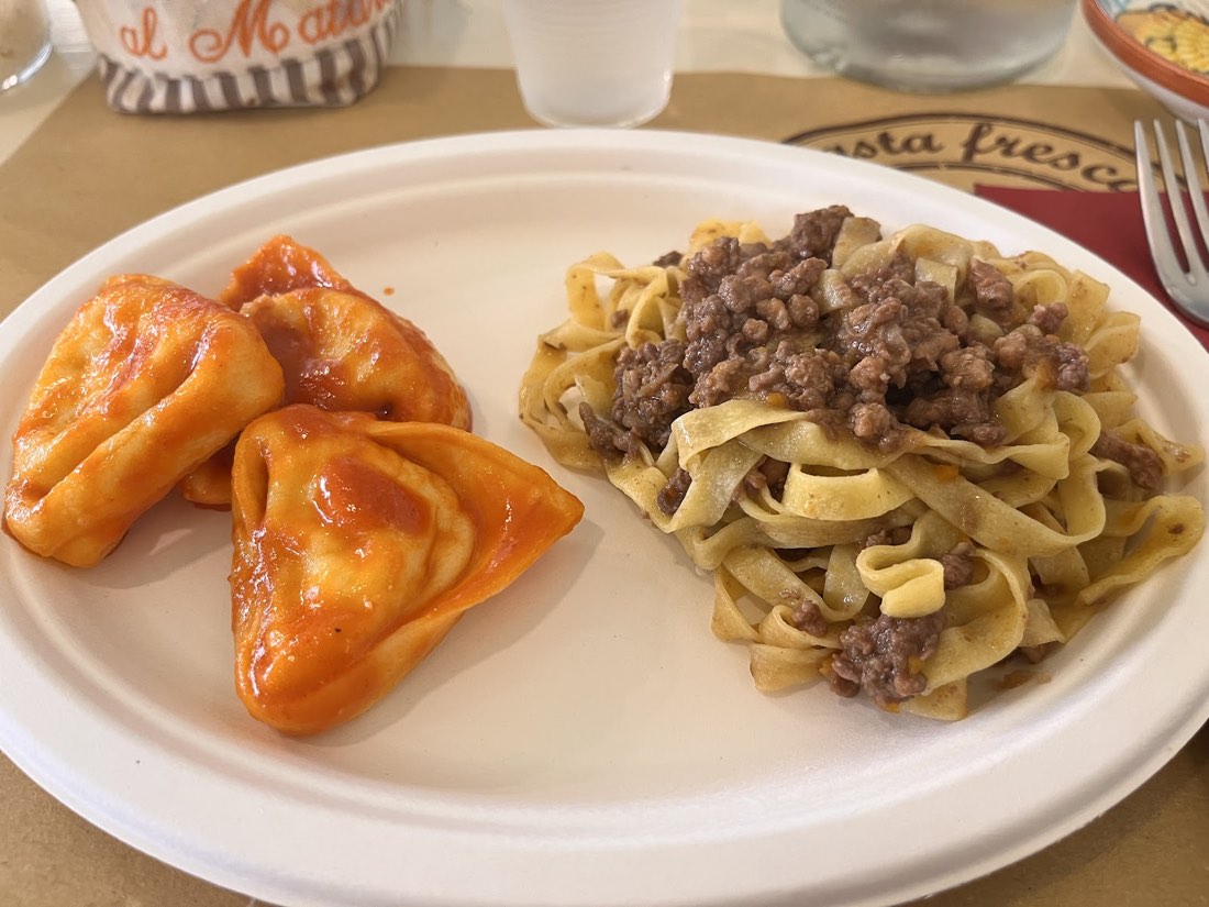 Tortelloni al pomodoro e tagliatelle al ragù in un piatto