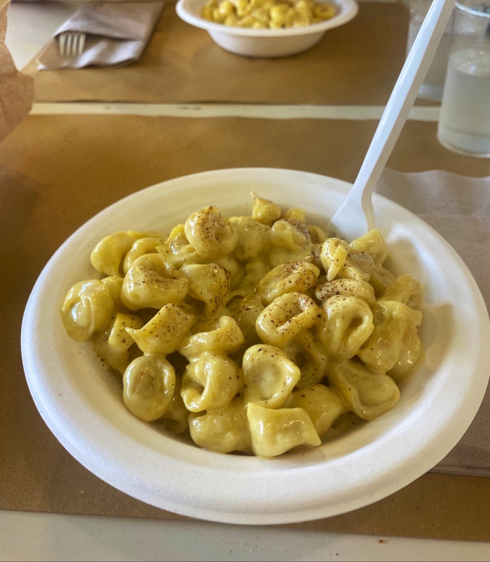Tortellini fatti a mano in salsa di parmigiano